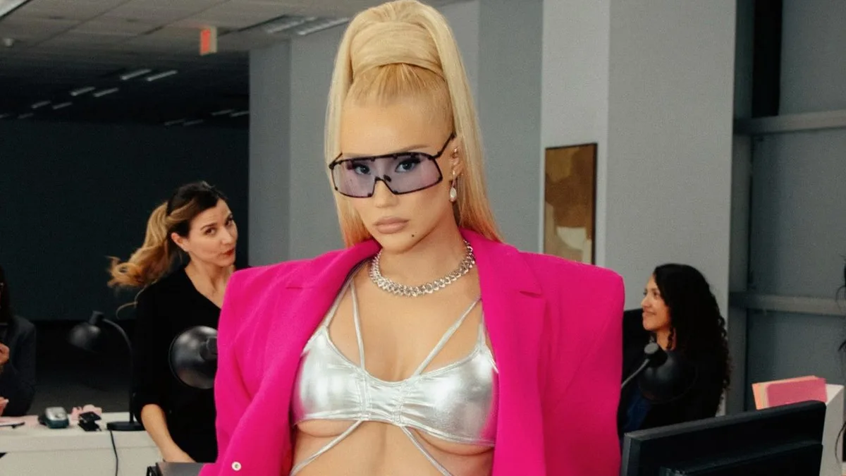 “Money Come”: Iggy Azalea transforma homens em mulheres poderosas em videoclipe repleto de dinheiro; assista!